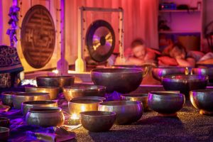 El masaje individual de musicoterapia ancestral la recibes cómodamente tumbado y consiste en la aplicación directa de la vibración que generan los cuencos sobre los centros energéticos específicos del cuerpo físico, coincidiendo estos con los 7 chakras principales. El masaje individual de musicoterapia ancestral la recibes cómodamente tumbado y consiste en la aplicación directa de la vibración que generan los cuencos sobre los centros energéticos específicos del cuerpo físico, coincidiendo estos con los 7 chakras principales.